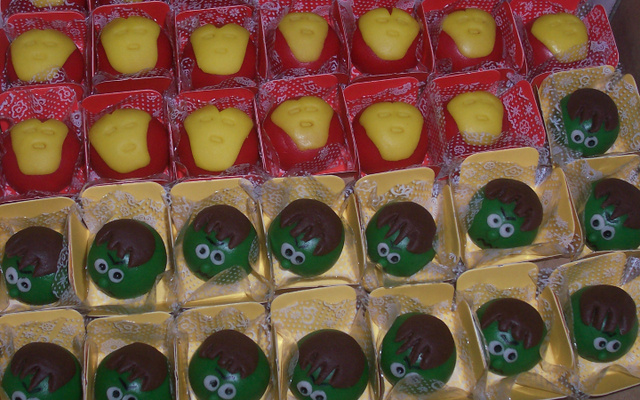 Docinhos modelados com leite ninho e leite condensado