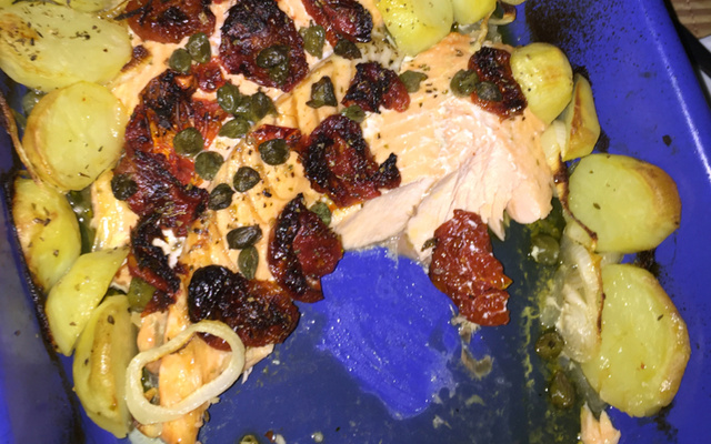 Salmão com tomate seco e alcaparras