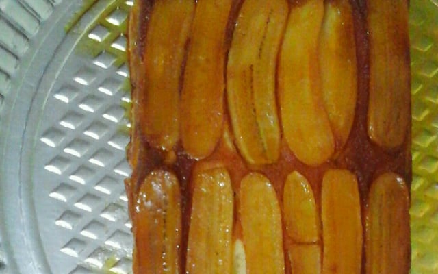 Bolo com banana caramelizada