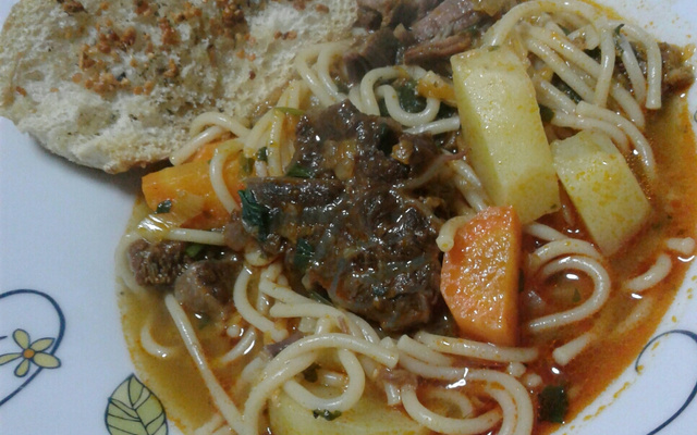 Sopa de legumes com músculo e massinha