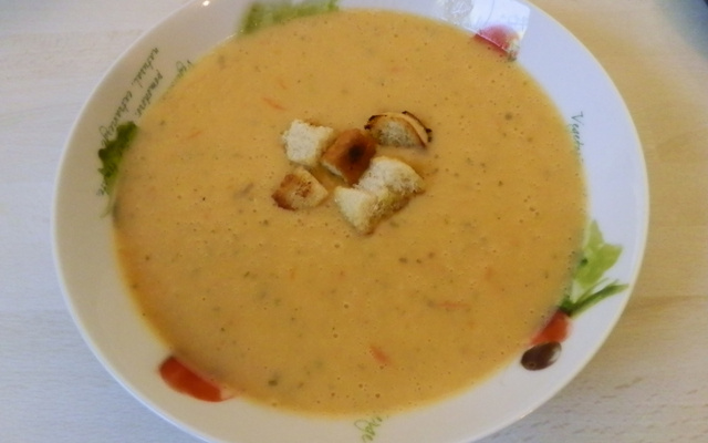 Sopa de tomate e manjericão