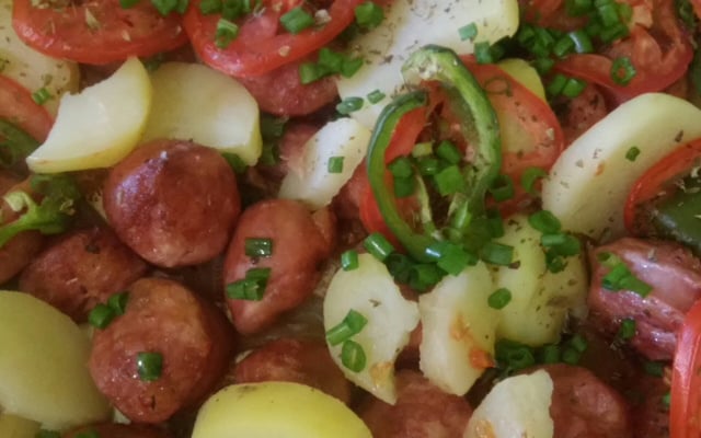 Linguiça ao forno com batatas