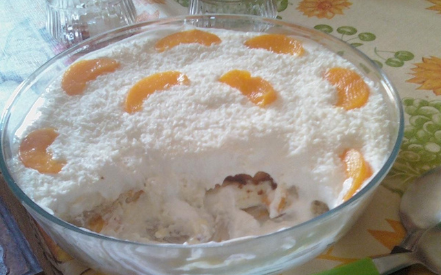 Pavê de pêssego com bolo de coco