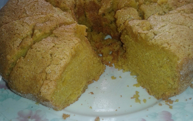 Bolo de cenoura com cobertura de caramelo