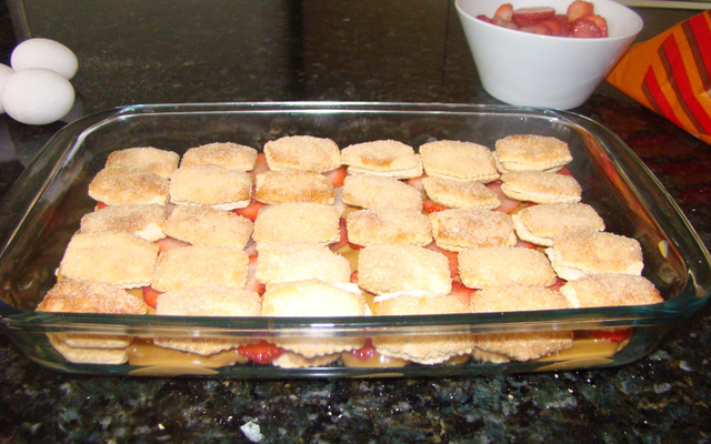 Pavê folhado de doce de leite e morangos