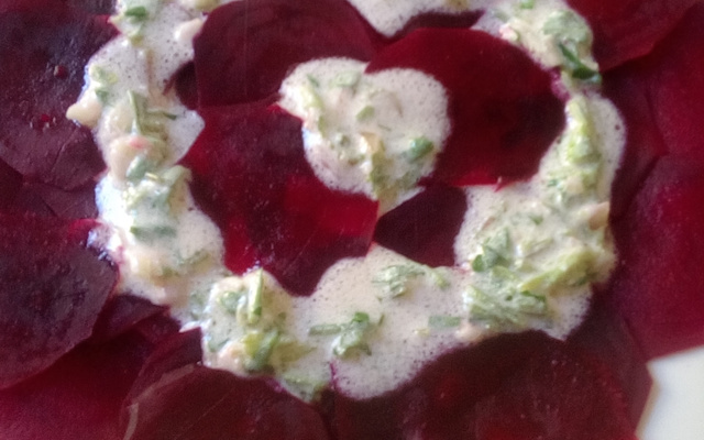 Carpaccio de beterraba ao molho de iogurte