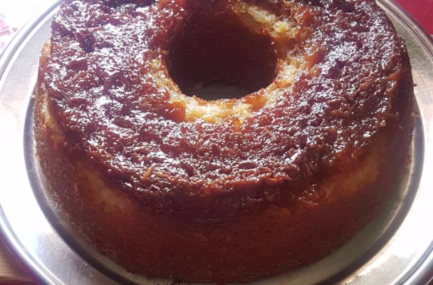 Bolo caramelizado de aipim com coco