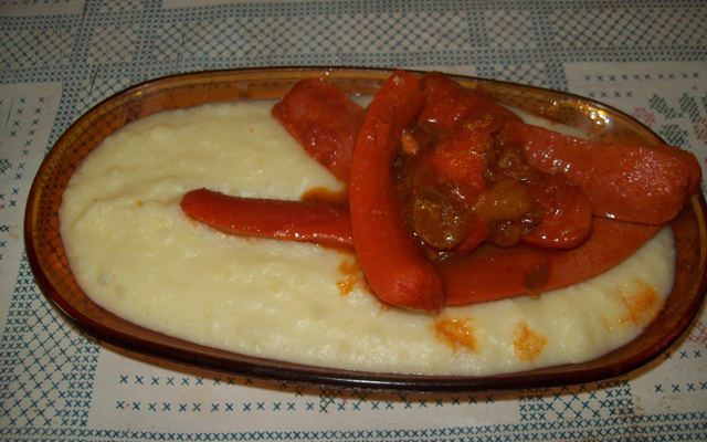 Purê de batata com salsicha ao molho