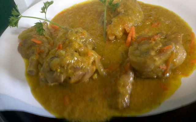 Frango com curry ao caldo de milho verde