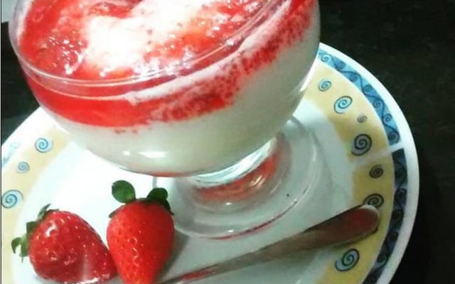 Creme de iogurte com calda de morango