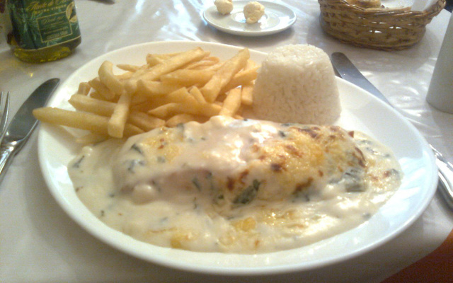 Salmão com molho de espinafre gratinado