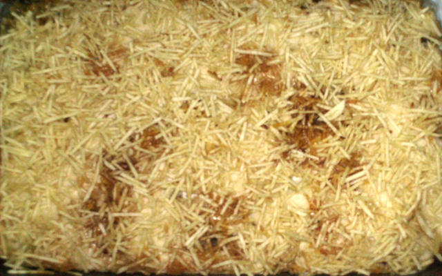 Carne moída com molho branco e batata palha