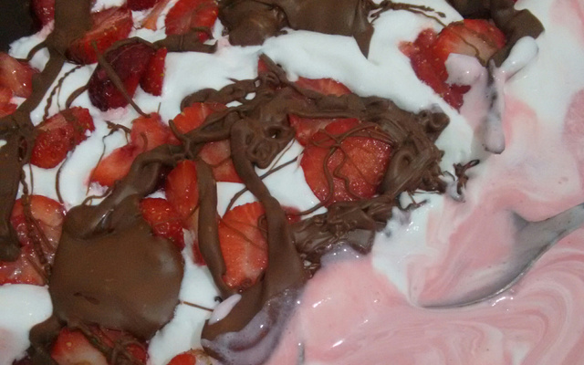 Mousse de morango com chocolate e chantilly