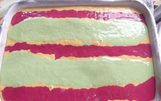 Bolo de cenoura, couve e beterraba