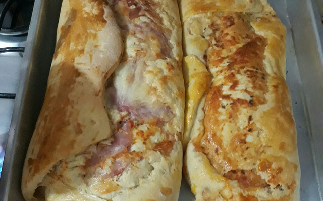 Pão salgado recheado