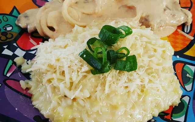 Filé mignon ao molho de mostarda com risoto de alho-poró