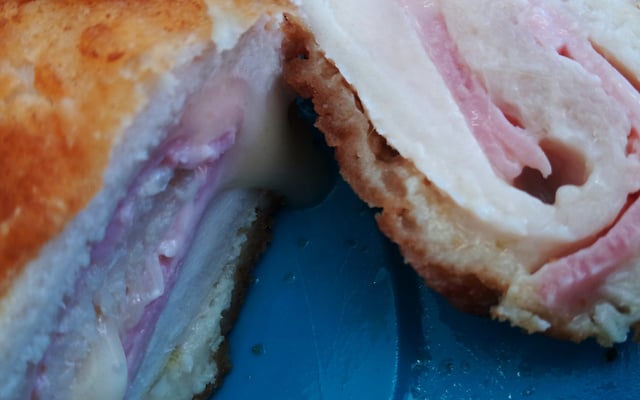 Filé de frango recheado e empanado