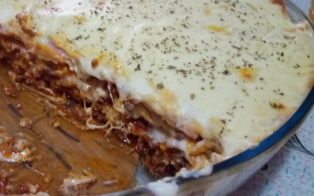 Lasanha com molho branco e bolonhesa