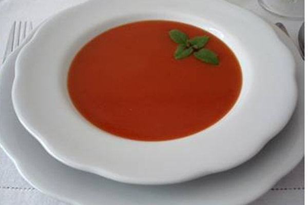 Sopa de tomate e queijo minas frescal