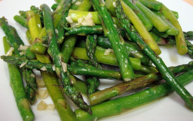 Aspargos ao alho