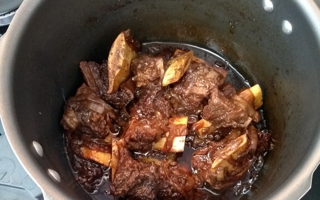 Costela na cerveja preta