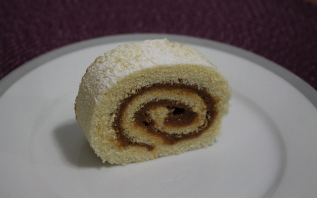 Rocambole de doce de leite fácil