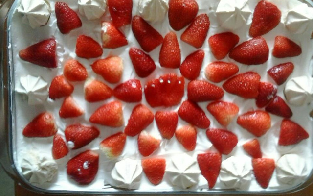 Merengue de morango com suspiro