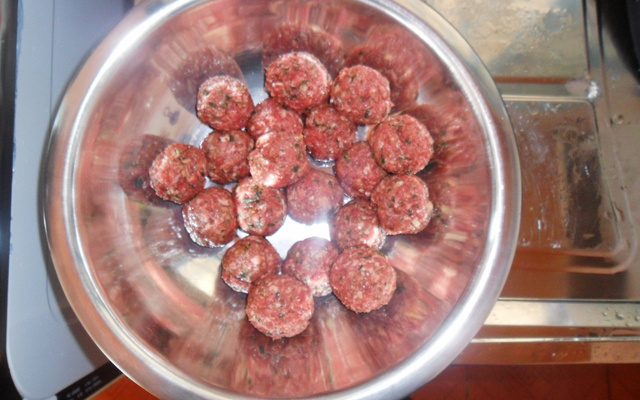 Bolinho de carne moída com hortelã