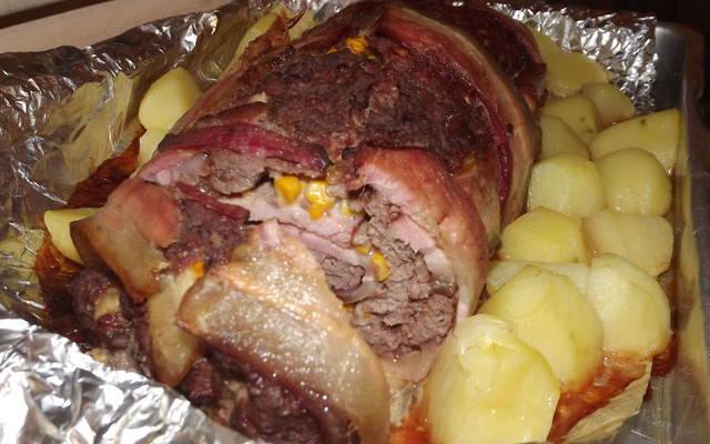 Rocambole de carne moída trançada com bacon