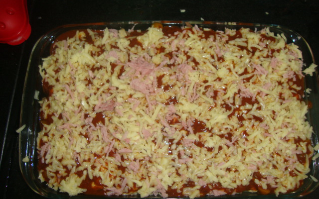 Macarrão de forno com presunto e queijo