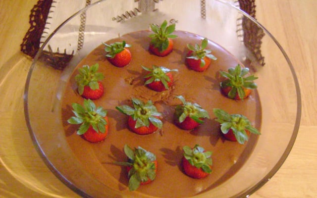 Mousse de Chocolate com Morangos e com Calda