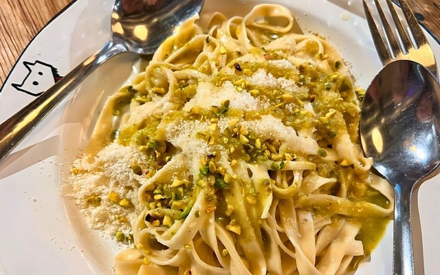 Macarrão cacio e pepe com pistache, raspas de limão e queijo