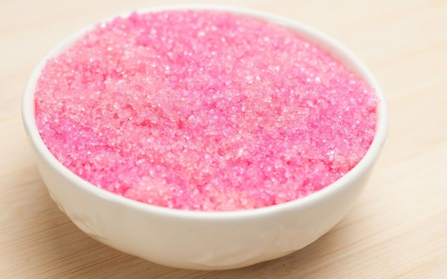 Glitter comestível caseiro cor de rosa no pote para usar em receitas