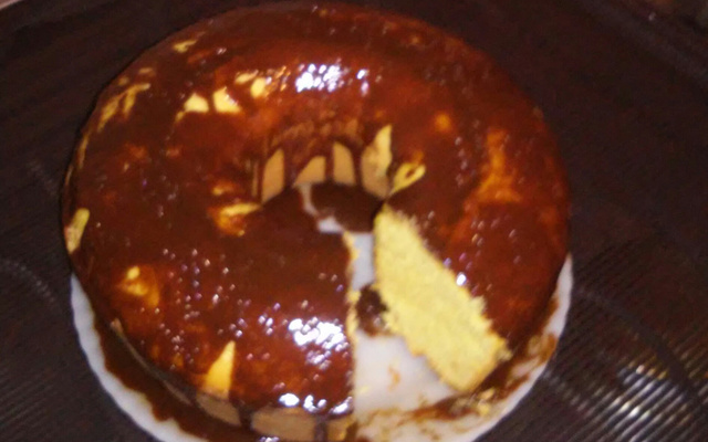 Bolo de fubá com bananas