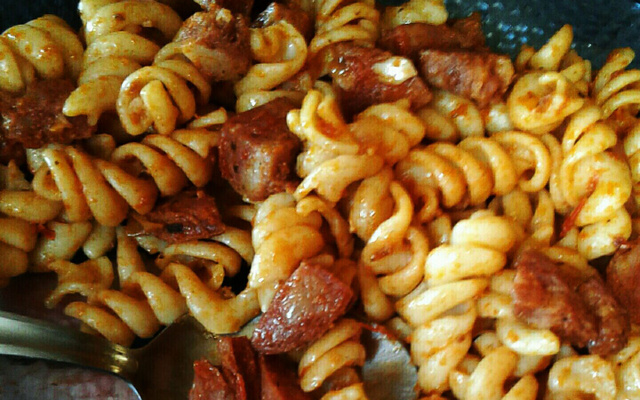 Macarrão parafuso com linguiça calabresa