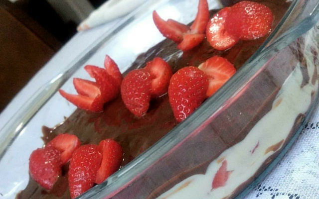 Pavê de chocolate com morangos