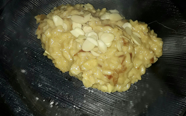 Risoto de cebola caramelizada com queijo brie e amêndoas