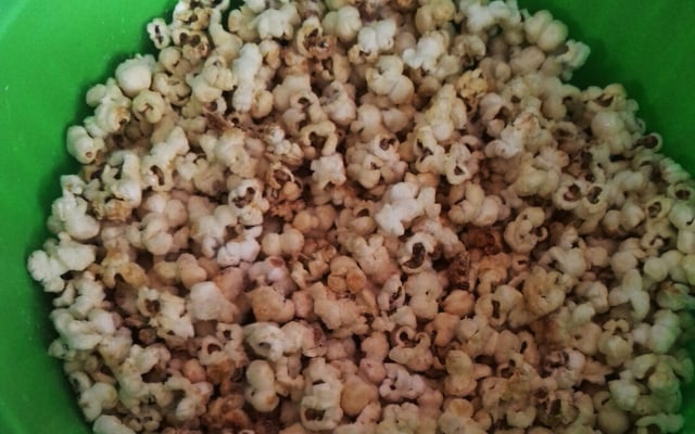 Pipoca caramelada com leite em pó