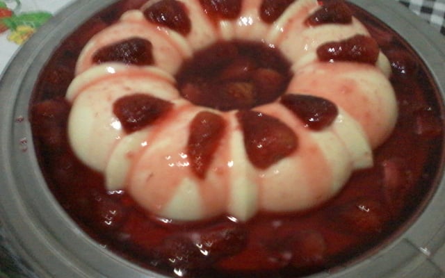 Flan de cream cheese com compota de morango