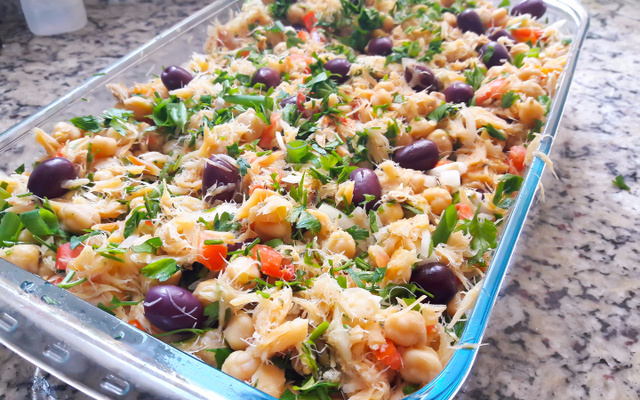 Salada de grão-de-bico com bacalhau caseira