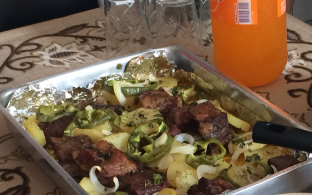 Costela bovina na panela de pressão com linguiça calabresa e bacon