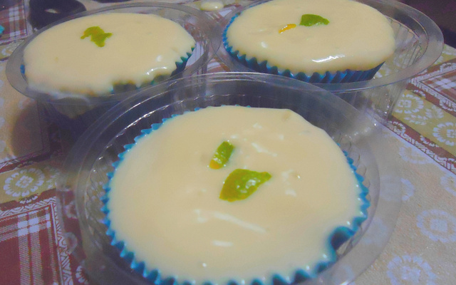 Bolinho de limão com cobertura de leite condensado