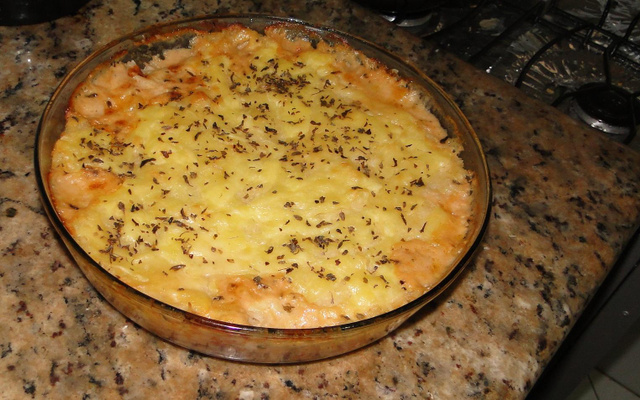 Arroz escondidinho com frango e queijo