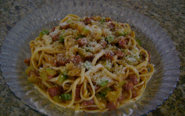 Macarrão com abobrinha e calabresa