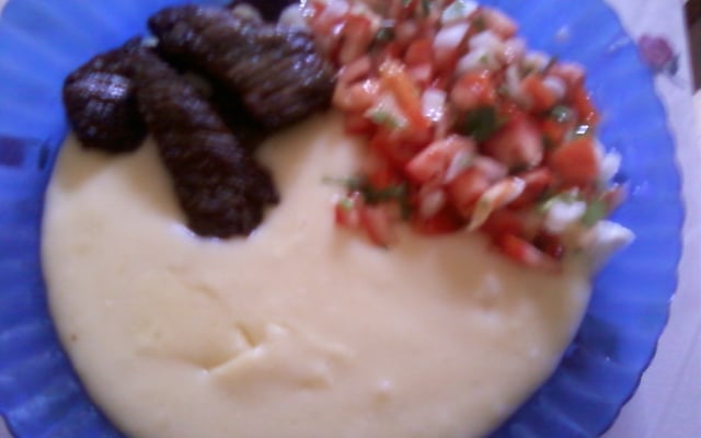 Pirão de aipim com carne de sol e salada