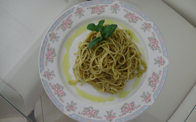 Espaguete com Pesto de Hortelã e Amêndoas