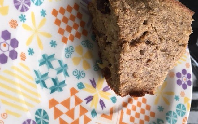 Bolo light de banana e uvas-passas