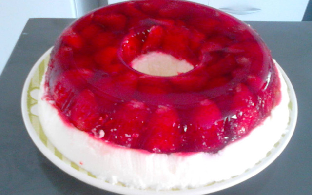 Sobremesa de morango com gelatina e pudim