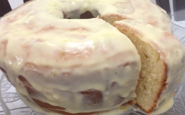 Bolo de laranja com cobertura de laranja.
