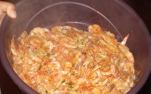 Camarão ao bafo com cerveja